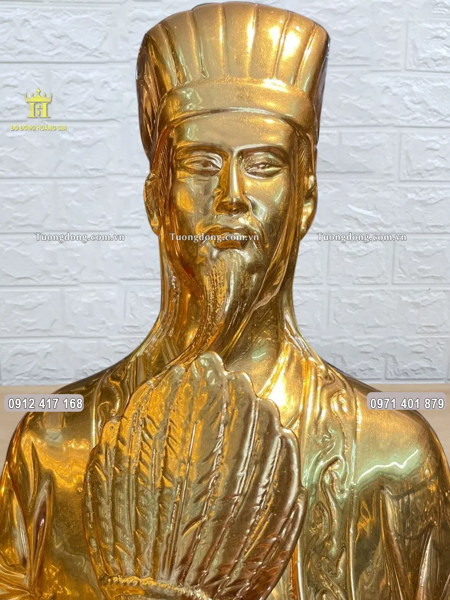 Gương mặt uy nghiêm của ông được chạm khắc sắc nét